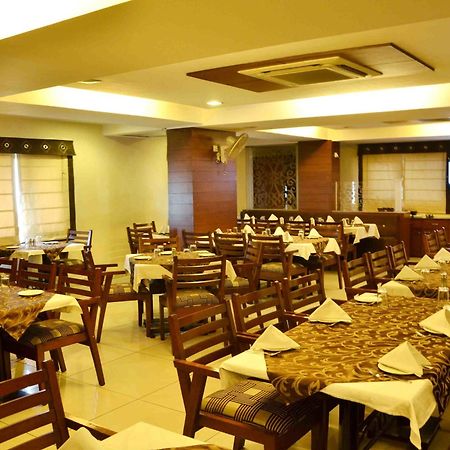 Oyo 742 Hotel Kings Park インドール エクステリア 写真