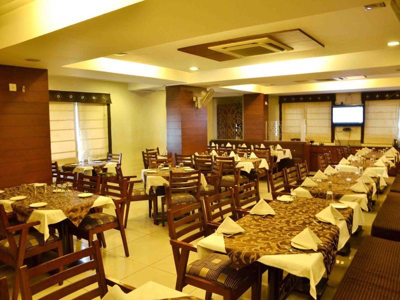 Oyo 742 Hotel Kings Park インドール エクステリア 写真
