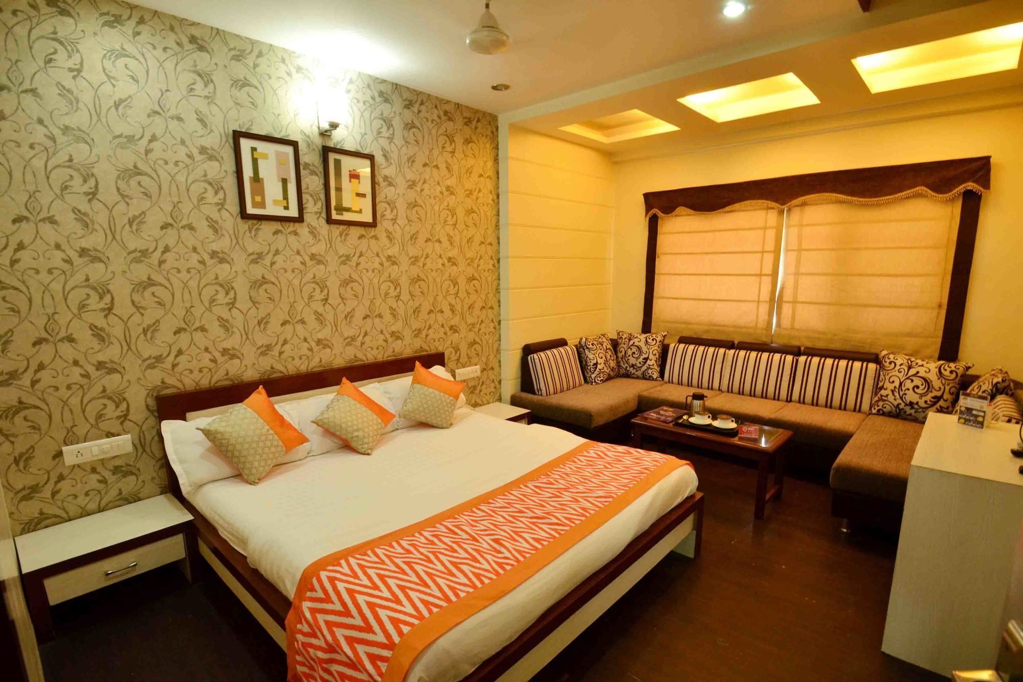Oyo 742 Hotel Kings Park インドール エクステリア 写真