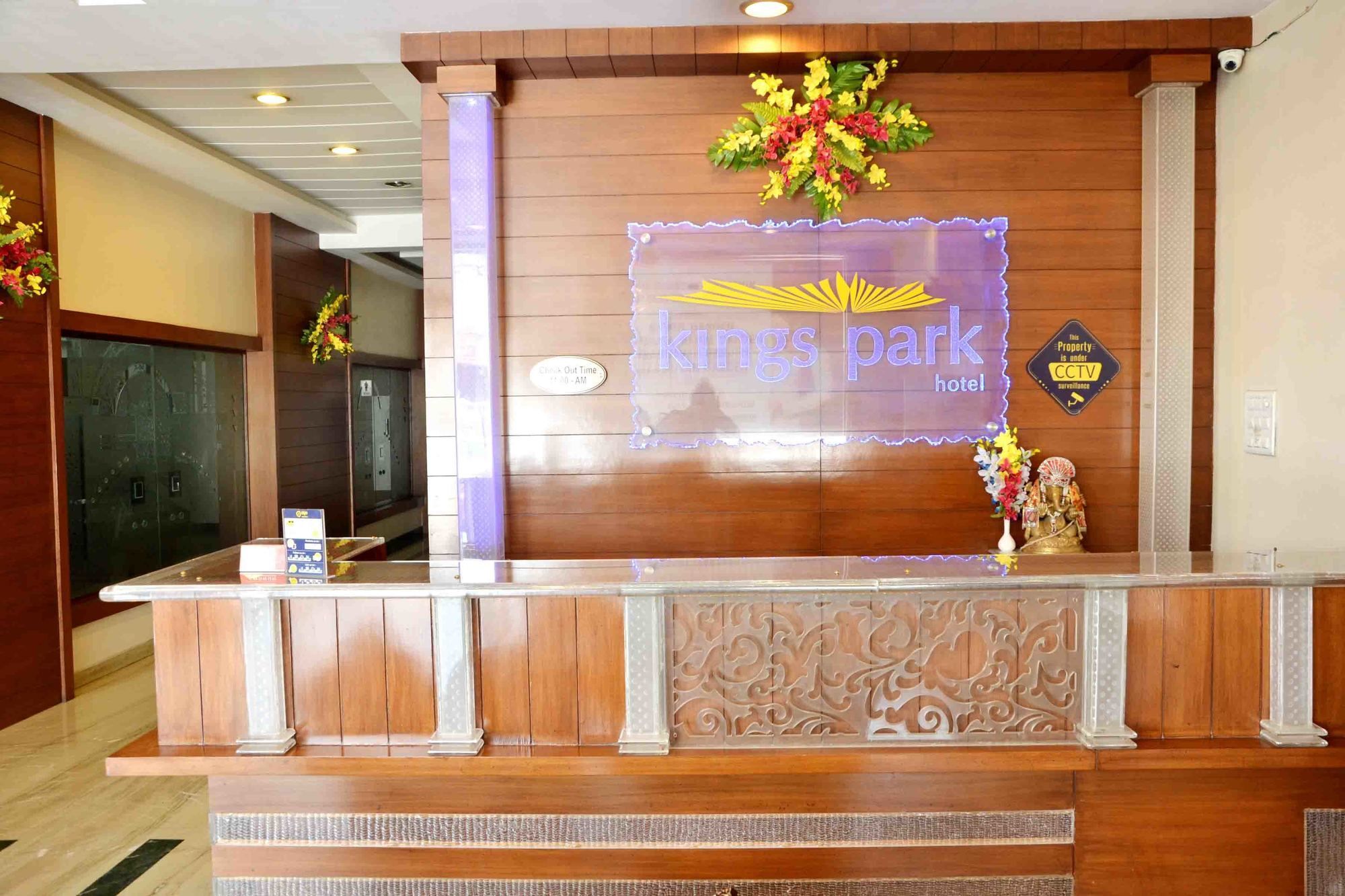 Oyo 742 Hotel Kings Park インドール エクステリア 写真