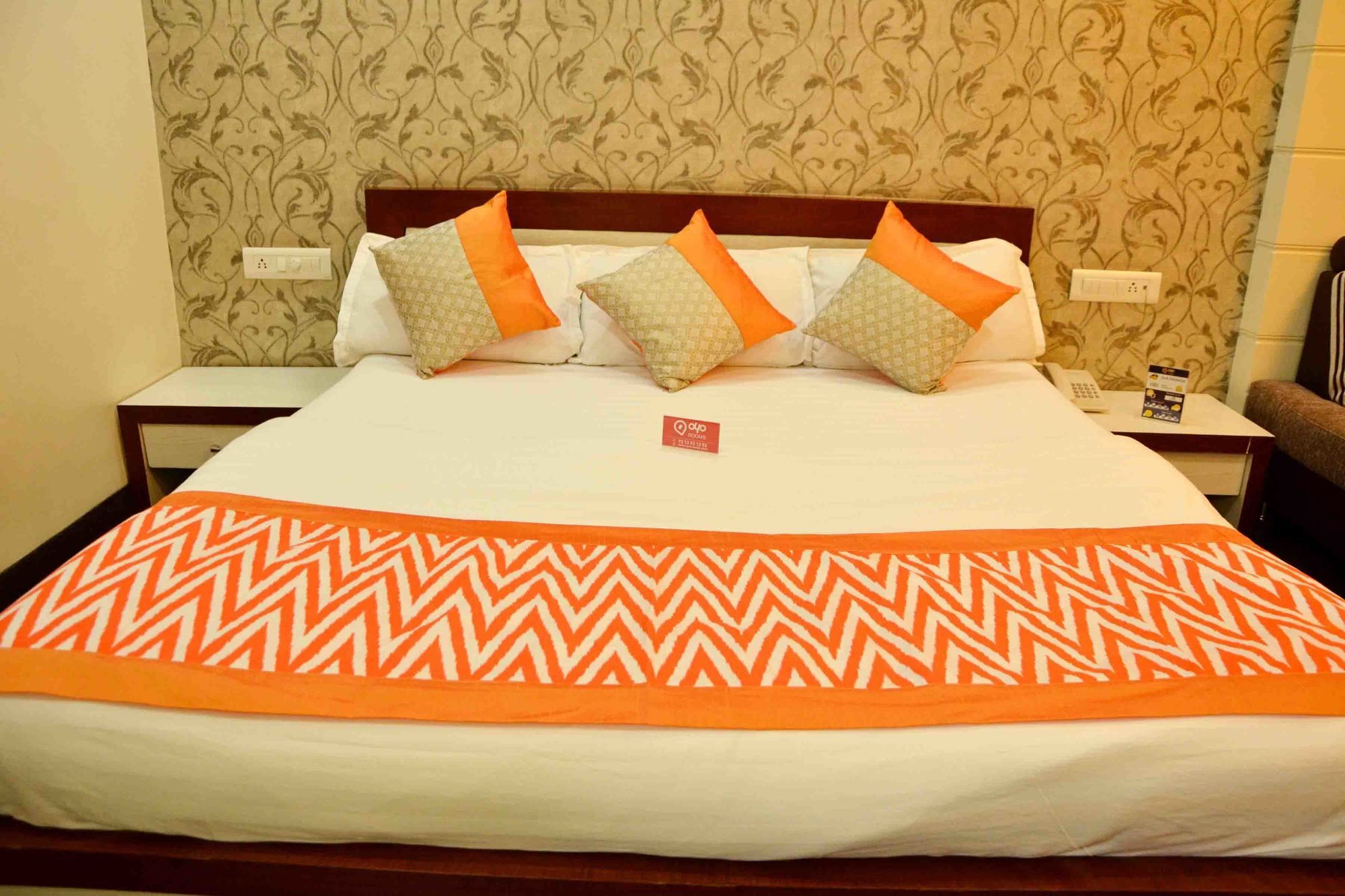 Oyo 742 Hotel Kings Park インドール エクステリア 写真