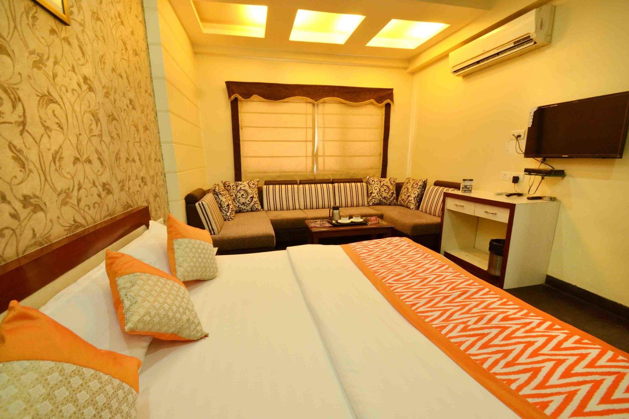 Oyo 742 Hotel Kings Park インドール エクステリア 写真