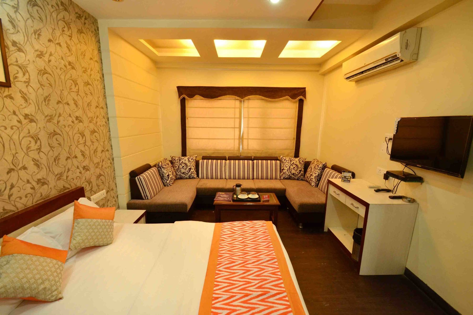 Oyo 742 Hotel Kings Park インドール エクステリア 写真